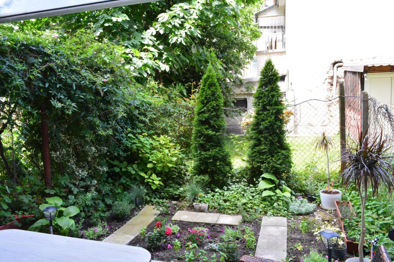 City Center Apartment With A Backyard Burgas Extérieur photo